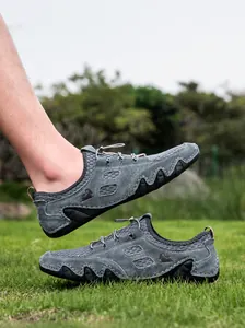 Vue détaillée de baskets grises-bleues en mesh avec cordon de serrage et logo bélier