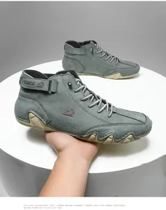 Nahaufnahme der Profilsohle und des Wildleders bei Herren-High-Top-Outdoor-Boots