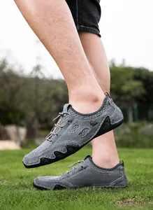 Détail du daim gris et des panneaux en mesh respirant de ces chaussures de sport homme