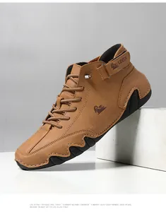 Nahaufnahme brauner Lederstiefel mit dicken Nähten und gewelltem Sohlendesign für Herren