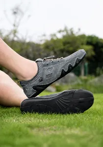 Gros plan de chaussures de randonnée grises respirantes avec embout et lacets élastiques