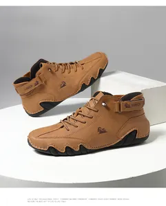 Detailansicht brauner Lederstiefel mit Gummisohlen auf weißen Präsentationsständern