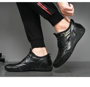 Detailansicht schwarzer Herrenschuh mit goldener Sport-Stickerei und strukturierter Gummisohle