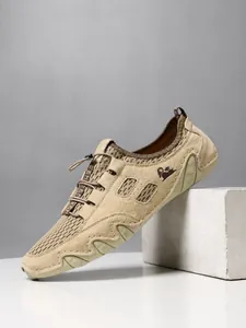 Vue détaillée des baskets outdoor kaki pour hommes avec daim, maille et lacets autobloquants