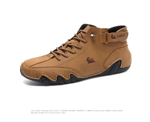 Detail von braunen Leder-High-Top-Boots mit Schnürsenkeln, Klettverschluss und Gummisohle