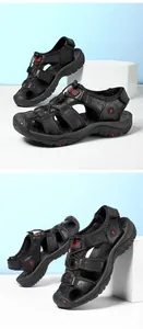 Dettaglio di sandali outdoor in pelle nera con allacciatura rapida e suola in gomma