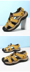 Dettaglio di sandali outdoor in pelle giallo zenzero con suola antiscivolo e punta protettiva