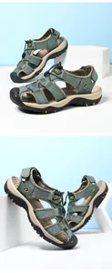 Dettagli dei sandali in pelle verde scuro con lacci elastici e suola in gomma ultra resistente