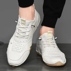 Weiße atmungsaktive Leder-Freizeitschuhe für Herren mit Lochmuster und brauner Gummisohle
