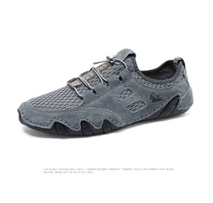 Vue macro de chaussures d'extérieur grises pour hommes en daim et mesh respirant