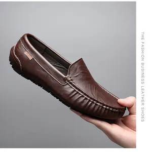 Nahaufnahme der dunkelbraunen Leder-Loafer mit Litschi-Maserung und Metall-Zierelement