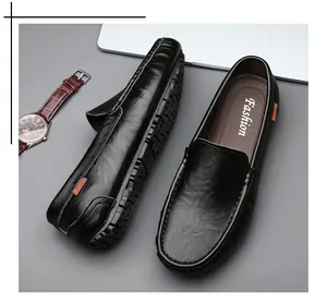 Nahaufnahme schwarzer Leder-Loafer mit Noppensohle und eleganter Armbanduhr als Accessoire