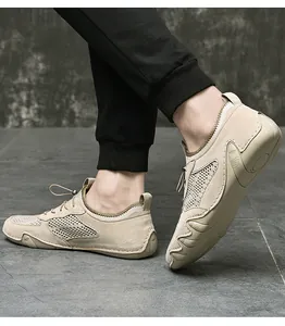 Προβολή στο πόδι των μπεζ mesh sneakers με ανοίγματα αερισμού και σόλες από καουτσούκ
