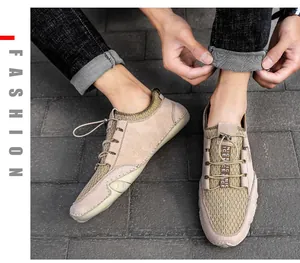 Details von khakifarbenen Mesh-Sneakern mit Kordelzug-Schnürsenkeln am Modell