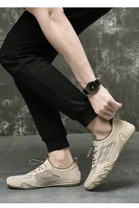 Λεπτομέρεια ανδρικών sneakers με μπεζ δέρμα και διαπνέον εξαγωνικό πλέγμα για το καλοκαίρι