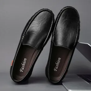 Klassische schwarze Herren-Leder-Loafer mit genarbter Textur und orangefarbenem Etikett