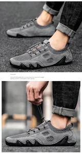Detail der grauen, atmungsaktiven Mesh-Sneaker mit Kordelzug und gewellter Gummisohle