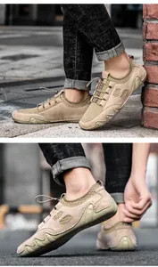Details von khakifarbenen Herren-Mesh-Sneakern mit elastischen Schnürsenkeln im Freien
