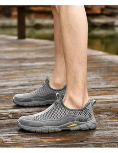 Détail de la basket en maille grise respirante pour homme montrant le tricot et la semelle