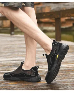 Détail de baskets de sport noires en maille respirante avec semelle en caoutchouc antidérapante