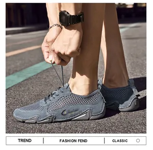 Nahaufnahme von graublauen Mesh-Sneakern mit robuster Gummisohle für Outdoor-Walking