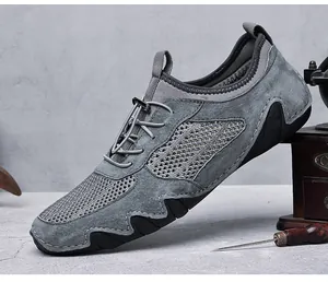Λεπτομέρεια γκρι ανδρικών sneakers με πλέγμα, σουέτ και σύστημα γρήγορου δεσίματος