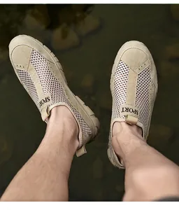 Détail de baskets en mesh kaki pour hommes avec sangle SPORT et finitions en daim