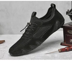 Λεπτομέρεια ανδρικών μαύρων sneakers από πλέγμα και σουέτ με ελαστικά κορδόνια