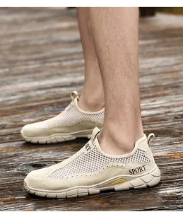 Détail de la maille kaki respirante et des coutures en cuir des baskets sportives