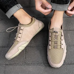 Khaki Herren-Slipper mit atmungsaktivem Mesh und Schnellschnürsystem auf Stein