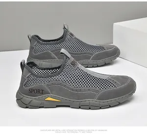 Dettaglio del mesh traspirante e della pelle grigia sulle sneakers sportive da uomo