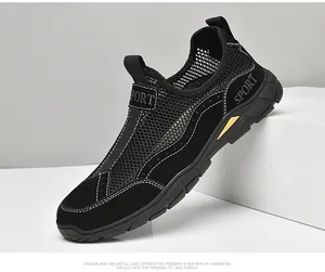 Vista laterale dettagliata della scarpa sportiva da uomo in mesh nero con logo SPORT