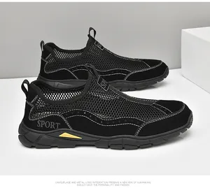 Détail de chaussures de sport respirantes en maille noire pour hommes avec semelles antidérapantes