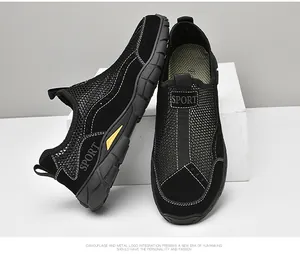 Dettaglio di scarpe sportive nere in mesh traspirante con inserti in pelle e suola in gomma