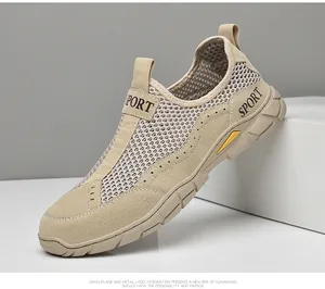 Dettaglio della maglia traspirante kaki e accenti gialli sulle scarpe sportive da uomo