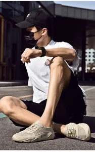 Detailansicht der atmungsaktiven Khaki-Mesh-Sneaker mit Gummisohle für Herren im Sommer