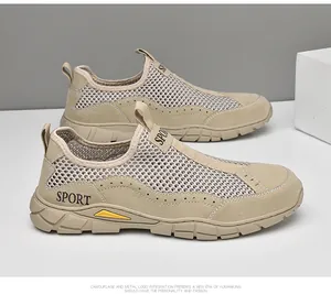 Dettaglio di scarpe sportive in mesh kaki con tessuto traspirante e stampa sportiva