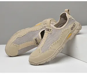 Détail de la maille alvéolée respirante et du daim sur des chaussures de sport beiges