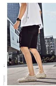 Sommer Herren-Freizeitoutfit mit schwarzen Cargoshorts, weißem T-Shirt und Mesh-Sneakern