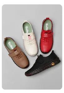 Détail montrant les coutures artisanales et les semelles antidérapantes de chaussures en cuir