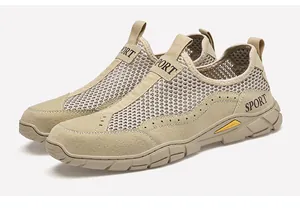 Dettaglio di scarpa casual kaki da uomo con rete traspirante e suola sportiva