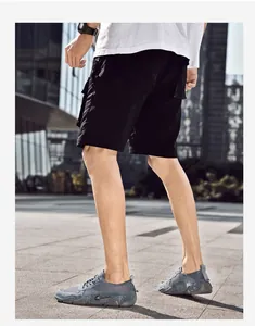Outdoor-Lifestyle-Aufnahme von graublauen Mesh-Leder-Herren-Sneakern mit modischen Details