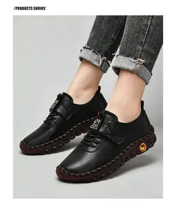 Gros plan de chaussures décontractées en cuir noir avec velcro et jean gris