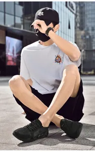 Urbanes Street-Fashion-Set mit atmungsaktiven Mesh-Sneakern und Freizeit-Sportoutfit