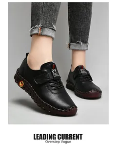 Détail de chaussures décontractées en cuir noir pour femmes avec velcro et semelle souple