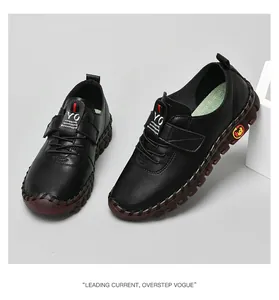 Détail de chaussures décontractées en cuir noir avec coutures et semelle en caoutchouc