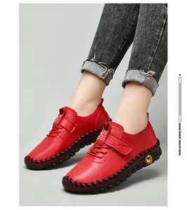 Détails de chaussures en cuir rouge faites main avec semelles épaisses et coutures