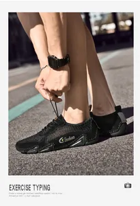 Details von atmungsaktiven schwarzen Mesh-Sneakern aus Wildleder mit gelbem Sternenlogo