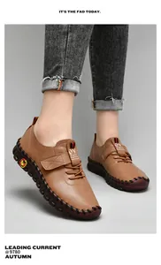 Vue détaillée de chaussures décontractées en cuir marron avec semelle en caoutchouc
