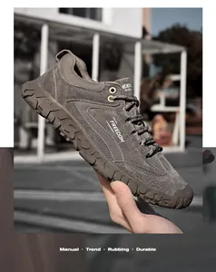 Dettaglio di sneaker in mesh con scritta FREEDOM e suola in gomma resistente